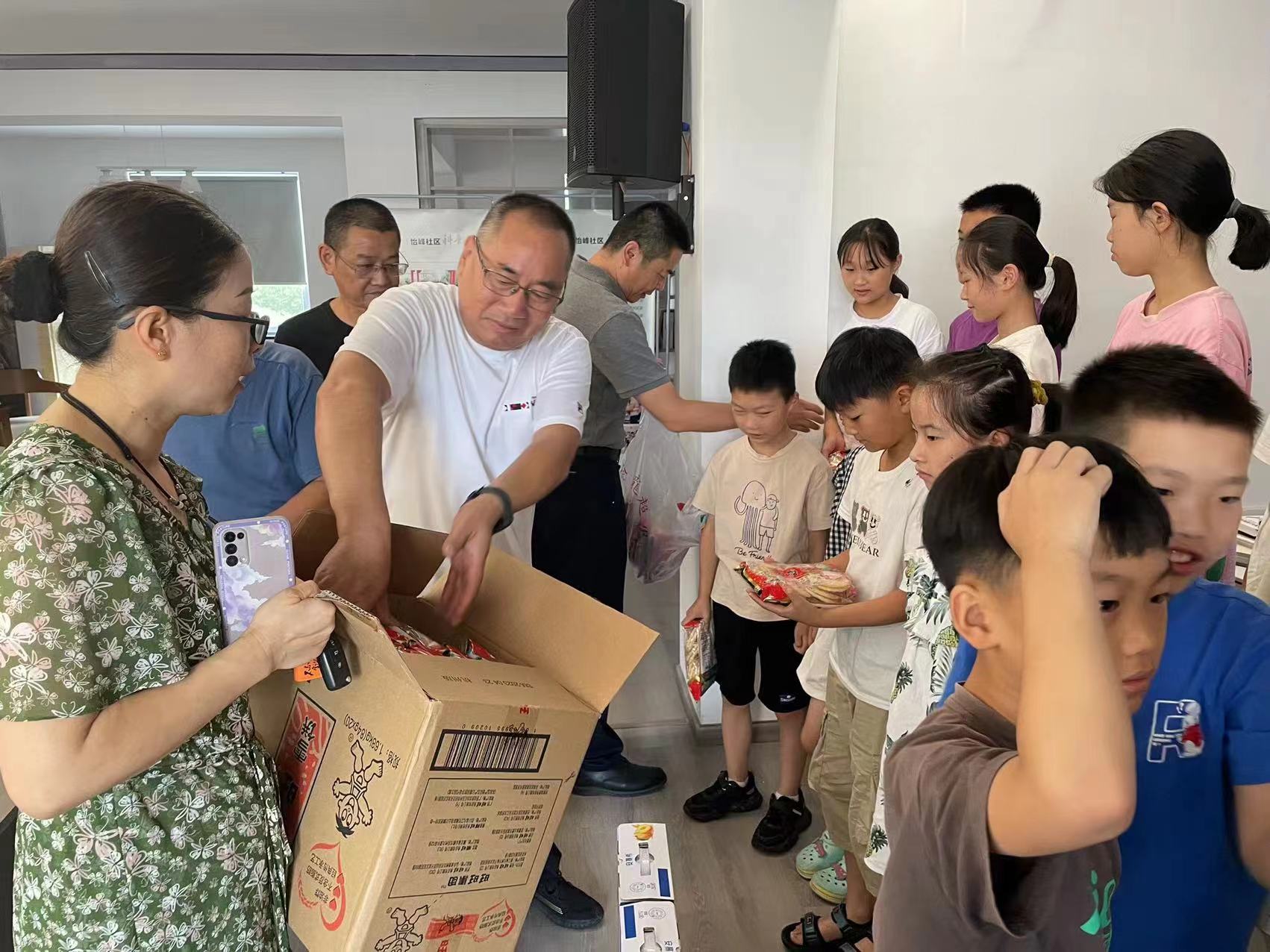 我司總經理慰問白峰街道4所假日學校的學生