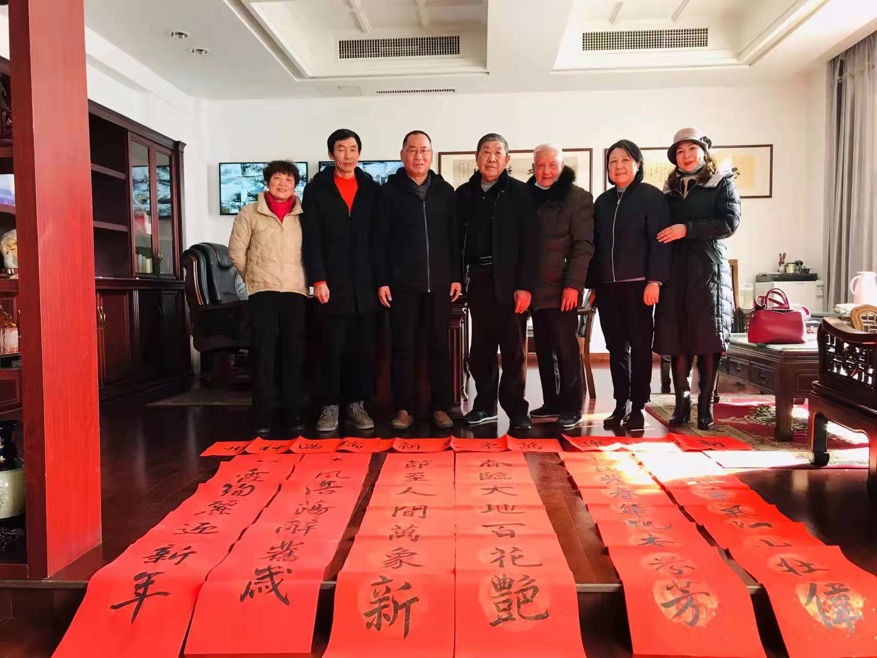 白峰街道書(shū)畫(huà)協(xié)會(huì)送春聯(lián)進(jìn)企業(yè)
