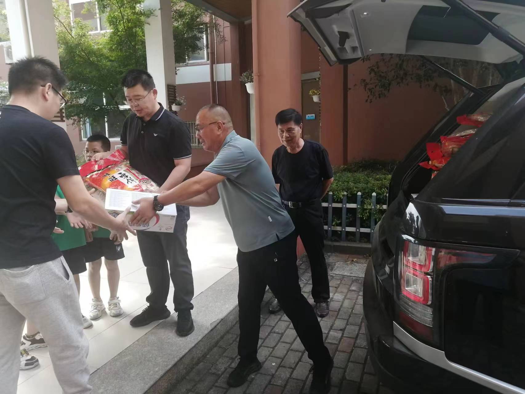 我司總經理親自前往白峰假日學校進行慰問